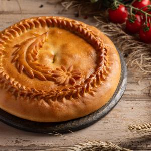 Классические пироги из традиционного дрожжевого теста с различными начинками: зеленым луком и яйцом, мясом и рисом, капустой и яйцом, горбушей и рисом