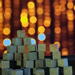 Камни для виски из стеатита — натуральные каменные кубики, используемые для охлаждения напитков без разбавления водой. Они сохраняют температуру дольше обычного льда, не влияют на вкус и аромат, многоразовые, экологичные и стильные. Идеальны для ценителей виски и премиум-сервиса в ресторанах и дома.