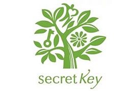 Компания «Secret Key» известна тем, что изготавливает косметику, основываясь на недавних разработках молекулярной микробиологии, дерматологии и косметологии. Она использует только природные составляющие и новейшие методики. В компании работают высококвалифицированные представители сферы красоты, труды которых дают возможность изготавливать высококачественные товара.
Инновации бренда и замена ботоксу
Создатели бренда поставили себе за цель поставку принципиально новой продукции на рынок. Среди компонентов, входящих в состав косметики особое место занимает уникальный ингредиент – пчелиный яд, который раньше не был использован в косметической продукции. Этот компонент оказывает потрясающее действие на проблемную кожу, подсушивает прыщи и воспаления, придает матирующий и антибактериальный эффект, а также является прекрасной альтернативой ботоксу. 

Вы, вероятно, удивлены? Но так и есть, пчелиный яд показывает невероятные результаты в борьбе с мимическими морщинами, оказывая разглаживающий эффект и повышая упругость кожи.

Еще один любимый ингредиент, которым восхищаются основатели бренда это экстракт чайного дерева. Это поистине «жемчужина» ухаживающих средств. Экстракт чайного дерева отлично справляется с задачами по увлажнению, устранению дефектов кожи, а также успешно борется с аллергической сыпью и черными точками.
Высококлассная декоративная косметика
Бренд «Sеcret Key» славится качественной декоративной косметикой, которая не оставит вас равнодушной. Стоит упомянуть, пользующийся большой популярностью, тинт для губ. Среди его преимуществ – высокая водостойкость и насыщенный цвет, в связи, с чем отпадает необходимость в использовании подводки.
Гарантия качества и забота о потребителях
Отдельной похвалы заслуживает органическая упаковка продукции. В ней отсутствуют парабены и бензофенон, нет минеральных масел и красителей. «Secret Key» – достойный бренд, который всегда заботится о благополучии своих клиентов.