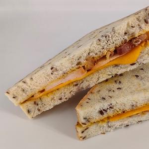 Сэндвич с курицей и беконом (тостовый)(з/м)220гх12шт_B2B
Мука пшеничная хлебопекарная высший сорт, сырный продукт &#34;Гауда&#34; (сыр обезжиренный (пастеризованное обезжиренное молоко, мезофильные молочнокислые микроорганизмы, молокосвертывающий ферментный препарат животного происхождения, консервант - калий азотнокислый), сыр полутвердый (молоко пастеризованное, соль, бактериальная закваска мезофильных и термофильных молочнокислых микроорганизмов, молокосвертывающий ферментный препарат животного происхождения), заменитель молочного жира (рафинированные дезодорированные растительные масла в натуральном и модифицированном виде (пальмовое, подсолнечное, соевое, рапсовое), эмульгатор моно- и диглицериды жирных кислот, антиокислитель концентрат смеси токоферолов), вода питьевая, крахмал кукурузный, модифицированный картофельный крахмал, соль, эмульгатор цитраты натрия, ароматизаторы, консервант сорбат калия, краситель Е160а, краситель аннато), филе куриной грудки варено-копченое (филе куриной грудки, соль, стабилизатор (Е407а, Е415, Е450, Е452), регулятор кислотности (Е451), антиокислитель (Е316), усилитель вкуса и аромата (краситель - куркумин, фиксатор окраски - нитрат натрия)), вода питьевая, майонез (масло подсолнечное рафинированное дезодорированное, вода, яичный желток, соль, загуститель крахмал картофельный (Е1414), регуляторы кислотности (уксусная кислота, лимонная кислота), натуральные стабилизаторы (ксантановая камедь, гуаровая камедь), консерванты (сорбат калия, бензоат натрия), подсластитель Е954, ароматизатор &#34;Горчица&#34;, натуральный краситель бета-каротин), бекон сыро-копченый (продукт из свинины копчено-вареный мясной) [грудинка свиная, соль, сахар, стабилизатор (Е450), усилитель вкуса и аромата (глутамат натрия), антиокислитель (Е316), регулятор кислотности (цитрат натрия, Е451, Е262), ароматизатор &#34;мясной&#34;, фиксатор окраски (нитрит натрия)), соус барбекю (вода, сироп глюкозно-фруктозный, томатная паста, уксус столовый, загуститель Е1422, соль, ароматизатор Хикори, натуральный краситель сахарный колер, лук, перец чили, перец чили копченый, регулятор кислотности молочная кислота, консервант сорбиновая кислота, подсластитель сахарин (натриевая соль)), сыр плавленный (сыры, масло сливочное, молоко сухое обезжиренное, концентрат молочного белка, эмульгаторы (Е331, Е339, Е450, Е452), регулятор кислотности лимонная кислота, соль, консервант низин, вода питьевая), сахар, спред столовый (заменитель молочного жира (рафинированные, дезодорированные растительные масла в натуральном и модифицированном виде (в т.ч. соевое), эмульгатор - моноглицериды жирных кислот, антиокислитель концентрат смеси токоферолов, краситель b-каротин), молоко сухое цельное, дрожжи хлебопекарные прессованные, соль, пищевая добавка (пшеничная мука, соевая мука, антислеживающий агент: (Е341), ферменты (микробного происхождения), пищевая добавка (консервант Пропионат кальция Е282), консервант сорбиновая кислота Е200.