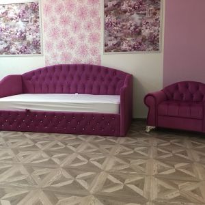 Дизайнерская модель диванчика и кресла, новинка этого сезона! Возможно изготовление любого размера на заказ. Обивочные ткани на выбор. Декор - пуговка, страза.