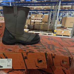 Мужские ботинки Worx от Red Wing
Эти мужские ботинки Worx от Red Wing выполнены из натуральной кожи коричневого цвета. Они обладают противопрокольными свойствами, антистатическими свойствами и неметаллическим носком, что обеспечивает безопасность работника на рабочем месте.
