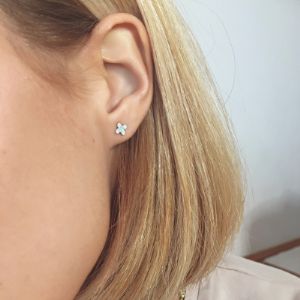 Серебряные пусеты гвоздики серебро 925 пробы. Авторское украшение ручной работы. Геометрия и стиль минимализм актуальны в любом образе. Серьги подойдут и под спортивный костюм, и под деловой стиль (например, базовая водолазка, тренч, брюки) и под романтический аутфит (легкая блуза, джинсы или повседневное платье). Обратная сторона пусет текстурирована брендовым паттерном - это делает украшения приятными тактильно и узнаваемыми.