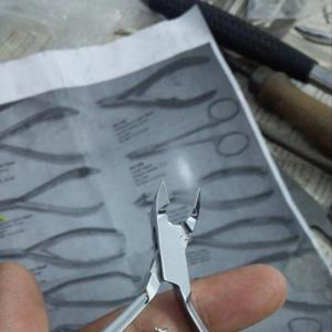### **Кусачки для кутикулы профессиональные (Cuticle Nipper Premium Quality)**

Профессиональные кусачки для кутикулы изготовлены из высококачественной медицинской нержавеющей стали и предназначены для точного и безопасного удаления кутикулы. Благодаря острой ручной заточке режущих кромок инструмент обеспечивает чистый и аккуратный срез без повреждения кожи. Эргономичная конструкция и плавный ход делают работу комфортной даже при длительном использовании.

Кусачки подходят для профессионального маникюра, педикюра, салонов красоты, нейл-студий и домашнего ухода. Инструмент устойчив к коррозии, подходит для всех видов стерилизации и сохраняет остроту в течение длительного времени.

### **Характеристики:**

* Материал: медицинская нержавеющая сталь AISI 420
* Ручная заточка режущих кромок
* Высокая твердость стали
* Плавный и мягкий ход
* Возможность многократной стерилизации и дезинфекции
* Долговечная режущая способность
* Для профессионального и домашнего использования

### **Преимущества:**

✔ Точный и чистый срез кутикулы
✔ Острые лезвия с длительным сроком службы
✔ Эргономичный дизайн для комфортной работы
✔ Устойчивость к коррозии и износу
✔ Подходят для маникюра и педикюра
✔ Профессиональное качество для салонов красоты

### **Условия поставки:**

* Производитель: **NAF Engineering Corporation (Pakistan)**
* OEM / Private Label: Доступно
* Оптовые поставки по всему миру
* Индивидуальная упаковка по запросу
* Конкурентоспособные экспортные цены

### **Контакты:**

**WhatsApp:** +
**E-mail:** 