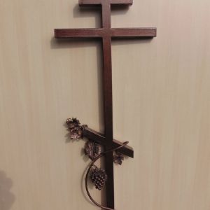 крест могильный из профильной трубы 50х50 с виноградной лозой. Так же состоит из двух частей: стойка и  крест. Высота креста без стойки 1 м.80см. Решение было принято для удобной транспортировки
