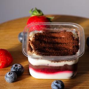 Десерт «Красный бархат с малиной»	
Сливочный крем, насыщенный вкус малины и лёгкий бархатный бисквит. Элегантный десерт без сахара для особых случаев.	
Вес/объем 130г.	
Энергетическая ценность: 153 ккал / 640 кДж, БЖУ: 9/9/11	
Состав: Яйцо куриное пищевое, кефир 1%, малина, мука овсяная, молоко пастеризованное 1,5%, какао порошок, сухое обезжиренное молоко, эритрит, инулин, экстракт стевии, кукурузный крахмал, творог мягкий 5%, творожный сыр сливочный, желатин пищевой, натуральный краситель кармин, разрыхлитель теста, сода пищевая, ванильная паста, ксантановая камедь, сорбиновая кислота.