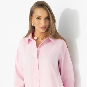 Рубашка розовая асимметричного кроя от компании Charutti, выполнена из хлопка. Удлинённый силуэт с асимметричным вырезом, нарочито свободная посадка – в рубашке соблюдён баланс структуры и движения. Идеальный вариант на каждый день.