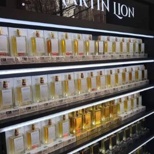 Коллекция номерного парфюма MARTIN LION - это три линейки: женская, мужская, унисекс
Более 190 ароматов, созданных по мотивам известных европейских брендов!
Объем каждого флакона 50мл, стильная с золотым глиттерным тиснением упаковочная коробка.