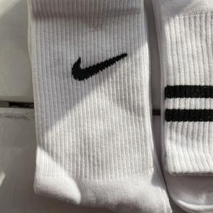 ПРОДАЕМ ТОЛЬКО ОПТОМ и ТОЛЬКО от 500 ПАР!
После закрытия магазина остался остаток носков.
БЕЛЫЕ ВЫСОКИЕ НАЙК (РОССИЯ и КИТАЙ), Цена за пару при минимальной партии 20 руб за пару.
Размеры:
38-41 есть 16000 пар
41-47 есть 15000 пар
БЕЛЫЕ ВЫСОКИЕ С ЧЕРНЫМИ ПОЛОСКАМИ (РОССИЯ), Цена за пару при минимальной партии 20 руб за пару.
Размеры:
38-41 есть 5500 пар
41-47 есть 5500 пар
ЧЕРНЫЕ ВЫСОКИЕ С БЕЛЫМИ ПОЛОСКАМИ (РОССИЯ), Цена за пару при минимальной партии 20 руб за пару.
Размеры:
38-41 есть 550 пар
41-47 есть 550 пар
Носки ВЫСОКИЕ С СЕРДЕЧКАМИ (КИТАЙ), Цена за пару при минимальной партии 17 руб за пару.
Размер:
35-41 есть 3000 пар
Носки СРЕДНЕЙ ВЫСОТЫ С СЕРДЕЧКАМИ (КИТАЙ), Цена за пару при минимальной партии 17 руб за пару.
Размер:
35-41 есть 3000 пар
Носки были связаны на фабрике в Новосибирске, качество хорошее, в составе много хлопка, высокие. Часть носков производство Китай.
Носки находятся в Новосибирске, при покупке всей партии разом отправка за наш счет в любой город России.
Минимальная оптовая партия от 500 пар.
При одновременной покупке всех остатков сделаем скидку и отдадим весь товар за 17 руб пара! Носки с сердечками отдадим за 15 руб пара.
На все носки есть фотоконтент для Вайлдберриз и ОЗОН-предоставим бесплатно.
При покупке минимальной партии отправим в любой город транспортной компанией ПЭК или деловые линии