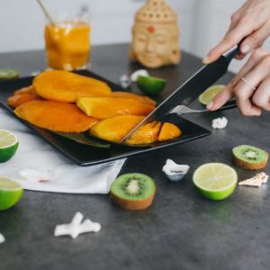 Замороженное манго помимо обычного употребления в пищу можно использовать при приготовлении соков, нектаров, пюре, муссов, соусов, смузи, коктейлей, закусок, салатов, вторых блюд, десертов, выпечки, мороженого. Манго превосходно сочетается со многими продуктами.