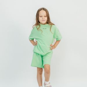Комплект состоит из футболки оверсайз и шорт. На полочке принт в виде надписи- ЛОготип бренда. Размеры от 98-140 рост (наличие размеров уточняйте) . Цвет зеленое яблоко