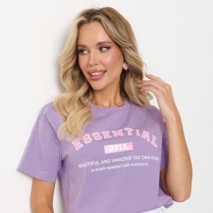 Футболка трикотажная сиреневая с принтом от компании Jetty. Модель свободного силуэта, с округлым вырезом горловины. С короткими втачными рукавами. Линия плеча спущена. Прекрасный вариант для любого мероприятия.