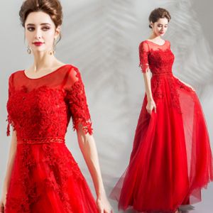 Шикарное красное платье в пол. Низ фатиновая легкая юбка. Верх украшен цветочной аппликацией переходящей на юбку, есть рукавчик.