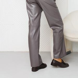 Брюки прямые из эко кожи от бренда Raposa - находка для осени и предстоящей зимы! Фасон изделия скроет недостатки и успешно подчеркнет достоинства вашей фигуры. За счет свободного кроя силуэт кажется стройнее. Брюки станут отличным выбором как для школы, так и для офиса, что позволит вам выглядеть стильно и уверенно в любой ситуации.
Они доступны в больших размерах, что позволяет каждой женщине найти свою идеальную пару.
Базовая цветовая палитра: черный и серый, позволяет с легкостью сочетать элемент гардероба с любыми верхними нарядами и создать множество стильных образов.
Сделайте выбор в пользу качества и элегантности, выберите штаны из эко кожи от Raposa!