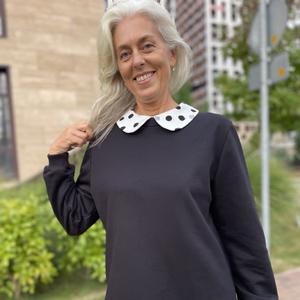 Какой должна быть идеальная одежда для женщины 40+?
✔ комфортная
✔ стильная
✔ визуально омолаживающая

Именно таким получился наш новый женский свитшот с воротником, он же — удлинённая толстовка и худи женское без капюшона. Модель оверсайз, но аккуратная, не утяжеляющая силуэт, с продуманной посадкой и эффектом «минус 5 лет» за счёт деталей.

💫 Фишка модели — съёмный воротничок

Свитшот женский оверсайз удлинённый модный дополнен съёмным воротником, который крепится на кнопки и легко снимается.
Воротничок не просто украшение — это элемент, который:

делает образ более женственным и нежным,
смягчает черты лица,
визуально омолаживает,
добавляет романтичности или лаконичности — по настроению.
Принт — в горох правильного размера: он не «взрослит» и не теряется. Это та самая магия чёрно-белого, которая работает безотказно.

💎 Качество и ткань

Модель выполнена из премиум футера диагональ, хлопок с добавлением эластана — ткань мягкая, уютная, держит форму, не вытягивается.
Это худи женское хлопковое, отлично подходящее для весны, осени и прохладного лета.

Без начёса — дышит и не перегревает.
Без капюшона — более элегантно и универсально.