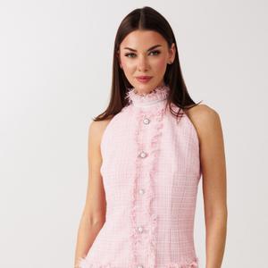 Платье мини:                        

прилегающий силуэт,                        
воротник стойка с декоративной тесьмой,                                
планка с  бахромой по передней части платья с пуговицами                              
застежка петли-пуговицы на воротнике по спинке, потайная молния по спинке.                                          
листочки с бахромой
на подкладке  
Размерный ряд от 42 до 46