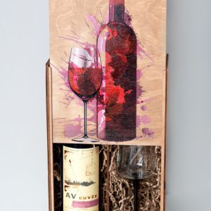 Упаковка под вино и бокал.
Фанерная коробка, покрытая морилкой, с красочной УФ-печатью в натуральном стиле.
Внутренний размер: 80*200*322 мм
Габариты: 102*207*337 мм