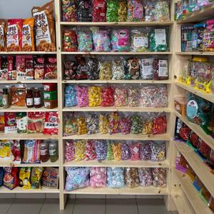 В продаже - Конфеты, фруктовые леденцы, мятные леденцы, жевательные, конфеты с аскорбинкой.