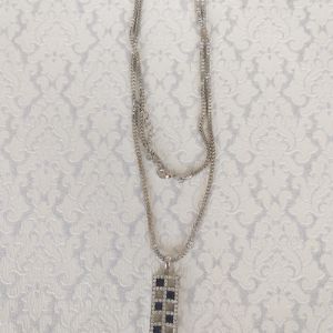 Подвеска в серебре с белыми и черными стразами(75см+удл.)
Цена:160руб.
Арт.3471