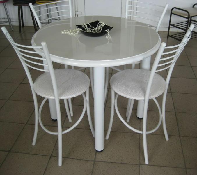 Кухонные столы барнаул. Круглые кухонные столы и стулья. Круглый стол на кухню. Стол кухонный круглый. Круглый стол и стулья для кухни.