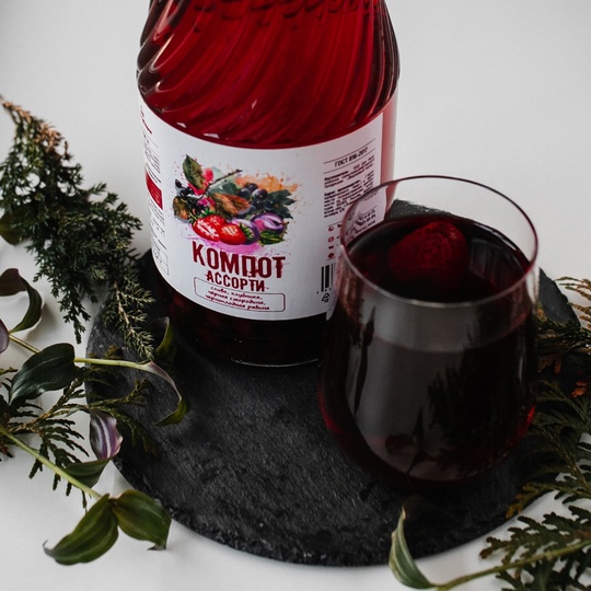 Компот ассорти (слива, клубника, черная смородина, черноплодная рябина)