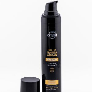 OLIO BARBA 
ARGAN 50мл
Масло для бороды на основе питательных масел для смягчения и увлажнения всех видов бороды. 
Обогащено маслом арганы для питания волос, придания им мягкости и облегчения расчесывания. 
С маслом жожоба для поддержания увлажненности кожи, маслом авокадо богатым витаминами 
A, E и D, маслом эвкалипта с антисептическими свойствами и маслом мяты для придания свежести
коже.
Содержит: Масло арганы, витамин E, эвкалипт,тимьян, мята перечная. 
Ароматические ноты: свежие