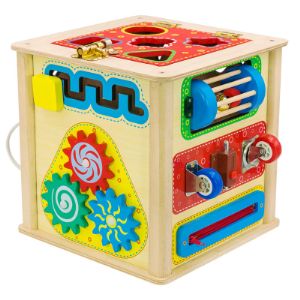Универсальный куб – это комплекс из игровых досок, созданная по методике Монтессори, для развития основных навыков ребёнка: мелкой моторики, воображения, логики и речи. Универсальный куб состоит из 5 модульных досок, на каждой из которых закреплены функциональные детали: шестерёнки, розетка с вилкой, барабан, змейка, часики, молния и т.д. Такая игрушка поможет выучить цвета и предметы окружающего мира в игровой форме, разобраться с фигурами и формами, научиться шнуровать, развивая логику, внимание, мелкую моторику.
