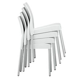 Штабелируемые стулья для кафе и фудкортов на металлическом каркасе и пластиковыми сидениями и спинкой от компании &#34;Гдувилл&#34; со сроком службы от 3-5 лет