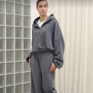 Спортивный костюм оверсайз
Состав: 95% хлопок,  5% эластан
Ткань: Турецкий
Покрой: оверсайз
Тип посадки: средняя
Элементы: несьемный  капюшон, молния, резинка
Под ключ: 1300 сом
Контакты: +