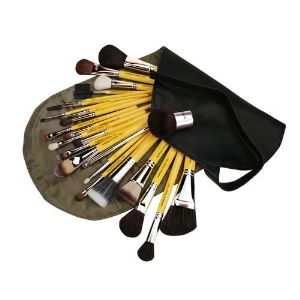 Кисти для макияжа Studio Luxury 24pc. Brush Set wi. Супер набор для профессионалов и любителей макияжа от бренда Bdellium Tools из линейки Studio в наборе 24 кисти и брашролл для кистей.

 