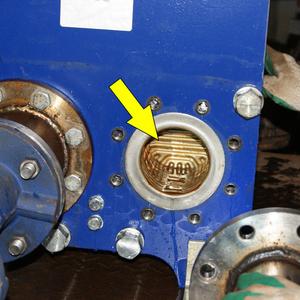 Теплообменник предприятия (молокозавод). Через 3 месяца пластины теплообменника как новые.