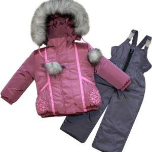 Комплект куртка и п/комбинезон Шнитки, цвет: розовый/дымка; модель SH-0124; размеры: 18, 20; рост: 80, 86; сезон — зима. Верх: PRINCE WR PU MILKY Подклад — 100% хлопок Утеплитель — синтепон 400 гр. (t — 30). Комплект верхней зимней одежды для девочки: куртка на молнии, капюшон и опушка отстегиваются, у полукомбинезона лямки регулируются.