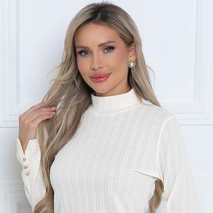 Джемпер трикотажный белый от бренда Avili. Модель полуприлегающего силуэта, воротник-стойка. Длинные рукава дополнены разрезами и пуговицами. Стильный вариант на каждый день.