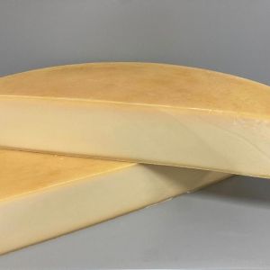 Сыр твёрдый &#34;МонаМонт&#34;  т.м. &#34;ENDORF&#34; (Тула), выдержка 5-8 мес. Аналог французского сыра &#34;Comte&#34;, лучший сыр России 2019г.
Цена: 1055 р/кг