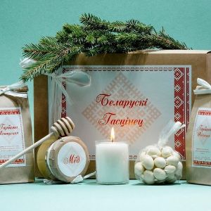 Подарок с чаем и мёдом “Белорусский гостинец”
Подарочный набор, оформленный в национальном белорусском стиле. С травяным чаем, мёдом и орехами в шоколадной глазури. Размер коробки: 27х19х6,5 см.
В состав набора входят:
– 2 пакета с чаем (2 х 50 грамм)
– Орехи в шоколадной глазури (100 грамм)
– Мёд (120 грамм);
– Специальная деревянная ложка для мёда;
– Наполнение коробки — натуральное древесное волокно (сизаль);
– Коробка, пакеты с чаем, баночка и пакет с орехами красиво оформлены в едином стиле (наклейки, ленточки, джут и пр.).

Подробное описание и состав набора читайте  Возможно нанесение фирменной символики, брендирование наборов.
Скидки начиная от 10 наборов. До 30%.