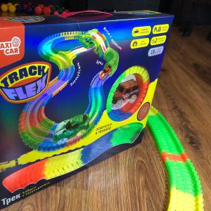 Игровой набор «Трек», линейка «Flex track» от Maxi Car.  Очень яркий и презентабельный набор в качестве подарка ребенку.
В наборе: машинка, мерцающая разными цветами, светящийся флуоресцентный трек (150 деталей). В комплекте арка с туннелем, мост, два регулируемых перекрестка. Длина трассы 1,9 метра. Трек собирается как конструктор, гнется и скручивается, что дает возможность собирать его в разных конфигурациях. Трассы соединяются с другими аналогичными наборами. Собирайте и фантазируйте!