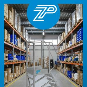 Разборная вышка-стремянка на колесах от компании “НТЦ” (ВСР-3,0 170 кг) – это мобильная алюминиевая конструкция с рабочей платформой для безопасного выполнения работ на высоте, предназначенная для складов, магазинов и ремонтных целей.

Она состоит из алюминиевого профиля высокой прочности, противоскользящих ступеней и оборудована про резиновыми колесами д.125 мм со стопорами для удобного перемещения в пределах рабочей зоны.