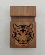 Подставка для телефона/смартфона деревянная бук Тигр