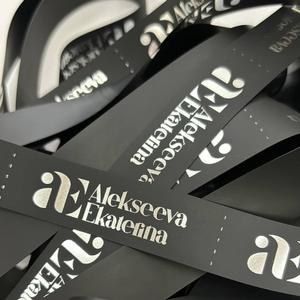 Силикон черный матовый 😍 печать серебром 

Ширина от 1,5 см 

Минимальный тираж - 10 метров 🌼