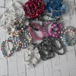 разные браслеты из натуральных камней