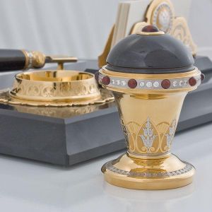 Набор письменный - черное золото. Материалы: изделие выполнено из медного сплава; покрытие никелем (10 мкм), золотом (5 мкм), использованы долерит, гранаты 1 шт. - 1,075 ct, 1 шт. - 4,87 ct, 10 шт. - 4,74 ct, фиониты 112 шт.