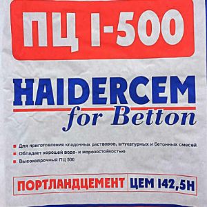 Цемент Хайдельберг марки 500, предлагаемый всем оптовым заказчикам из Московской области, отличается хорошими показателями прочности и наличием иных полезных параметров (устойчивость к коррозии, морозу и влаге и др.)Характеристики и особенности стройматериала
Фасованный цемент м500 Heidelberg имеет следующие особенности и технические показатели:
Прочность — бетон из цемента м500 выдерживает весовые нагрузки в 500 кг/см2.
Время начала схватывания: 4 часа 5 минут.
Время окончания схватывания: 5 часов 12 минут.
Цвет — серый.
Другие особенности, имеет лучшую защиту от влаги, может компактно складываться в помещении для хранения стройматериала. Раствор из цемента этой марки хорошо схватывается, дает минимальную усадку.
Применение стройматериала
Цемент м 500 Хайдельберг — распространенный материал, пользующийся постоянным спросом, поскольку применяется в различных строительных целях и позволяет получить отличные результаты. Этот стройматериал активно используют для:
— штукатурки наружных и внутренних стен;
— создания монолитных бетонных конструкций (фундаментов, опор, стен, плит);
— изготовления железобетонных изделий;
— строительства прочных и долговечных зданий (промышленных или жилых);
— создания гидротехнических сооружений.
Заказывайте цемент Хайдельберг М 500 дополнительная услуга по доставке и разгрузке товара.