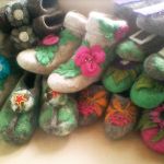 Поставщики валяной обуви — тапочки валяные, домашние расписные валенки