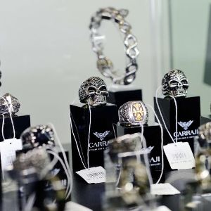 Украшения в витрине. Украшения в витрине