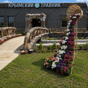 Вход на территорию выставочного комплекса и производства.