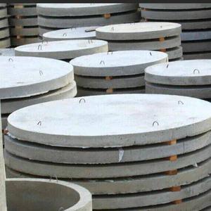 Плита днища 15.1- применяется для устройства днищ колодцев различного назначения, таких как канализационные, водопроводные, газовые и другие инженерные коммуникации. Изделие изготавливается из высокопрочного бетона с армированием стальной арматурой, что обеспечивает его прочность, устойчивость к нагрузкам и долговечность.