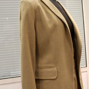 Жакет (пиджак) на подкладе, застежка-кнопка, вид сбоку, цвет олива, размерный ряд российский от 44 до 56, собственное производство ателье