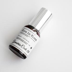 Ziva in Bloom — это переосмысление цветочно-древесной классики, передающее динамику природы и ощущение внутренней лёгкости. Композиция создана для тех, кто ценит свежесть, утончённость и сложность ароматической структуры. Звучание открывается искристыми цитрусовыми нотами грейпфрута и танжерина(мандариновые), дополненными благородными древесными акцентами гималайского кедра.
Концентрация духов — 30% масел (Parfum / Extrait de Parfum). Стойкость — от 7 часов. Отдушки из Франции.