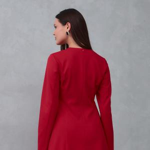 Платье женское из красной смесовой, эластичной ткани (полиэстер 59%, вискоза 37%, эластан 4%). Приталенного силуэта, свободное, слегка расклешенное к низу. Горловина круглая. Застегивается на потайную молнию. Размерный ряд (S, M, L, XL)