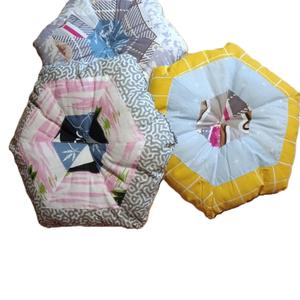 Лежанка шестигранная, печворк. Изготовлено из: поплин, ситец, бязь (смесь). Наполнение синтепух. Размер: 50*55 см. Цвета разнообразные. Легко стирается в стиральной машине при темп. 30-40 град. Не теряет форму. Подойдет для маленьких кошечек и собачек до 4 кг.